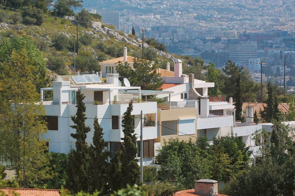 Kαταπατημένα ακίνητα: Μόλις 12.000 αιτήσεις σε δύο χρόνια – Γιατί «κολλάει» η εξαγορά