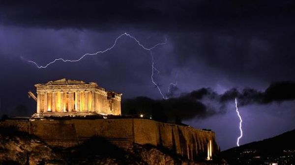 CNBC: Το ρίσκο για την Ελλάδα αυξάνεται ξανά