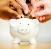 Πάτησε τις 400 μ.β. το spread - Πάνω από 50% πιθανότητες υποβάθμισης δίνει η Moodys - "Σπάστε άμεσα τον κουμπαρά", λέει Fitch