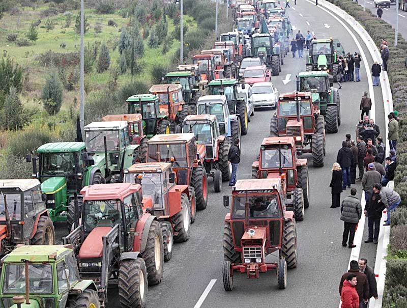 Ενισχύουν τα μπλόκα οι αγρότες, ραντεβού στο συλλαλητήριο της Τρίτης