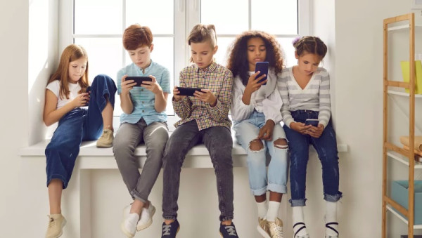 Γαλλία: Τέλος τα…ελεύθερα social media για τους κάτω των 15