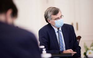 Έκτακτη σύσκεψη στο Μαξίμου παρουσία Τσιόδρα-Πληροφορίες για νέα «έκρηξη» κρουσμάτων
