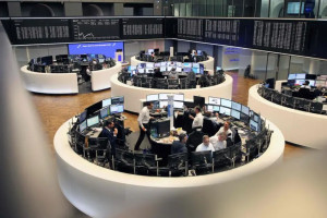 Στασιμότητα στις ευρωαγορές - Αργίες σε Βρετανία και Wall Street