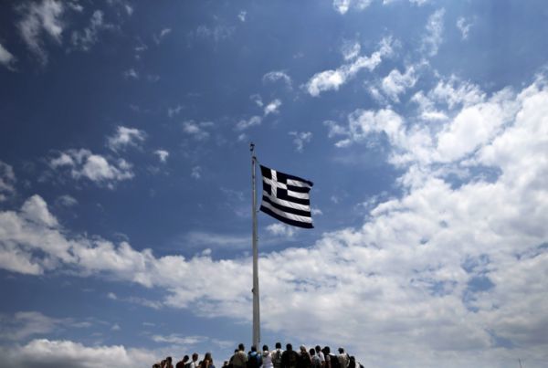 Handelsblatt: Η Ελλάδα διολισθαίνει συνεχώς στην ύφεση