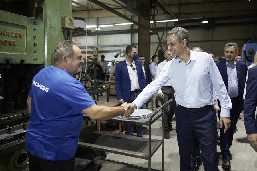 Καραμανλικές αιχμές από την «μητσοτακική» Κρήτη, περιοδεία Μητσοτάκη στις «καραμανλικές» Σέρρες