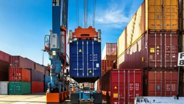 Το εμπορικό πλεόνασμα της ΕΕ συρρικνώνεται λόγω δασμών και αυξανόμενων κινεζικών εισαγωγών