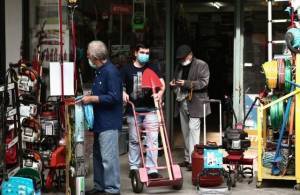 Στο τραπέζι η υποχρεωτική χρήση μάσκας και στους δρόμους