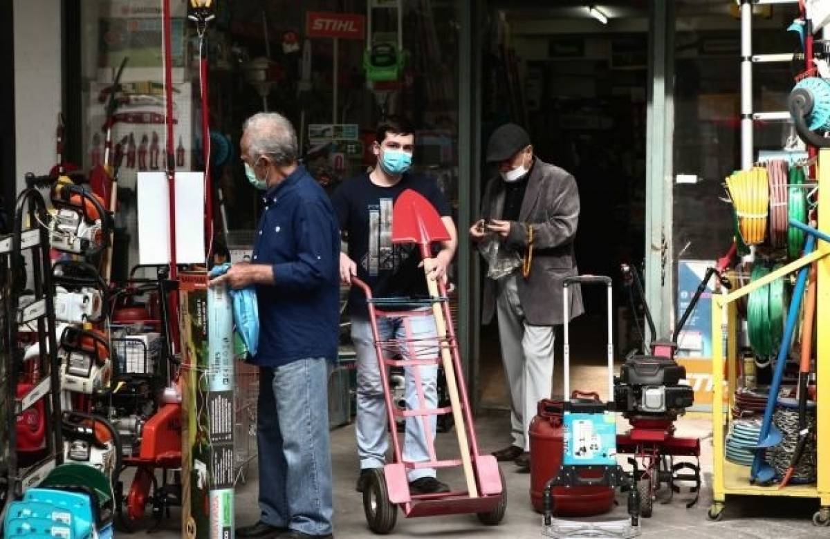 Στο τραπέζι η υποχρεωτική χρήση μάσκας και στους δρόμους