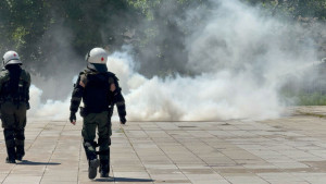 ΑΠΘ: Επεισόδια για ανακατάληψη στο Στέκι Φυσικού-Δακρυγόνα από τα ΜΑΤ