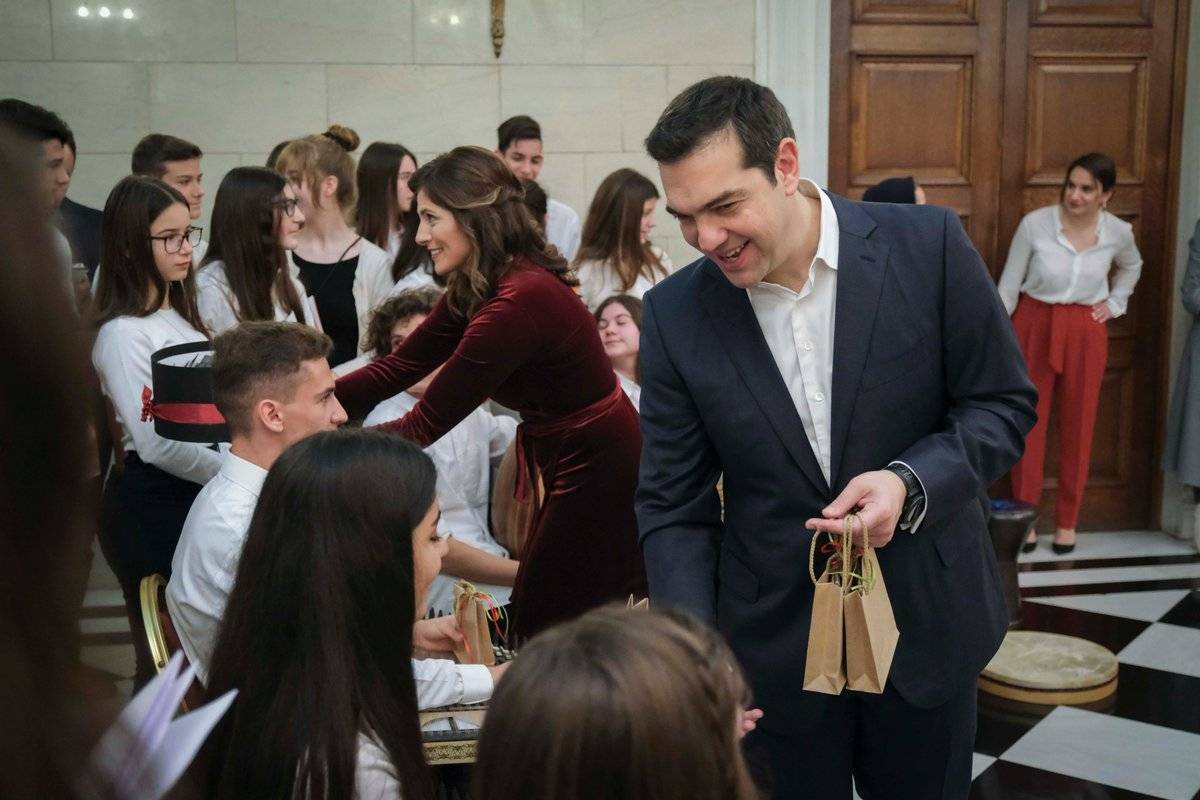 Στο προαύλιο του Μαξίμου τα κάλαντα στον Τσίπρα (video)