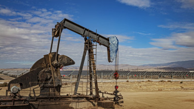 Συνεχίζεται η… κατρακύλα του πετρελαίου- Πέφτει και το φυσικό αέριο