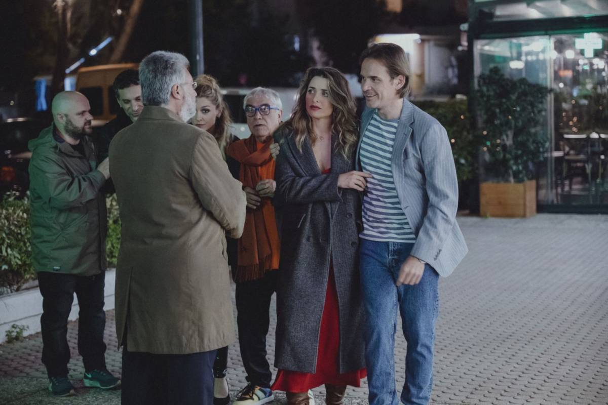 «Αόρατοι»: Βρεθήκαμε στα γυρίσματα της πρώτης κωμικής σειράς της COSMOTE TV