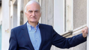 Βγήκε από την εντατική ο Μανώλης Μαυρομμάτης-Παραμένει η σύζυγός του