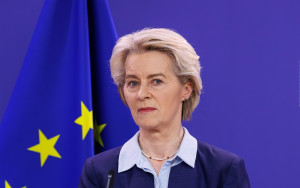Politico: Λεπτές ισορροπίες Φον ντερ Λάιεν για τον προϋπολογισμό, σε ένα ασταθές Ευρωκοινοβούλιο