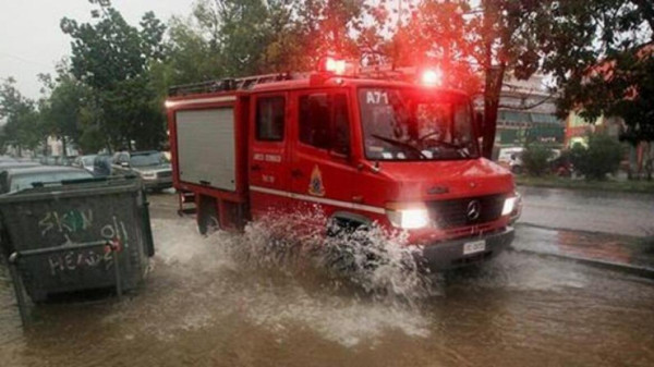 Πυροσβεστική: Πάνω από 400 κλήσεις σε ένα 24ωρο- Κλειστά σχολεία