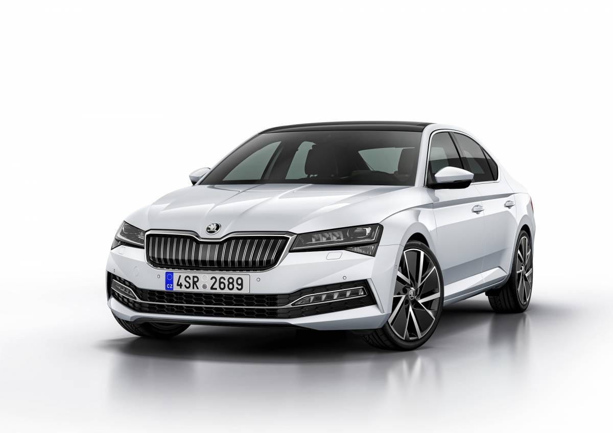 H Skoda ανανέωσε τη λιμουζίνα της ...υβριδικά
