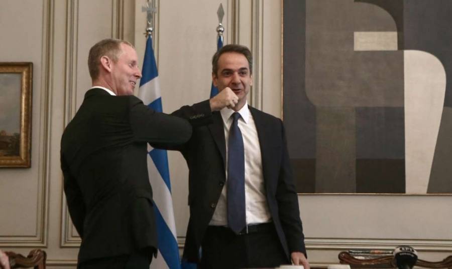 Αλλάζει τα δεδομένα ο κορωνοϊός: Εκοψε και ο Μητσοτάκης τις χειραψίες
