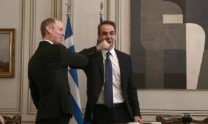 Αλλάζει τα δεδομένα ο κορωνοϊός: Εκοψε και ο Μητσοτάκης τις χειραψίες