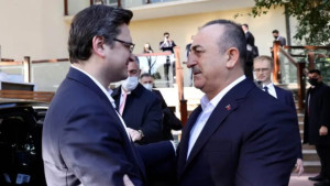 Τσαβούσογλου: Καταδίκασε με ηχηρό τρόπο τις ρωσικές επιθέσεις