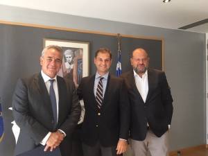 Συνάντηση Θεοχάρη-Μίχαλου: Μείωση φορολογικών βαρών στο τουριστικό πακέτο