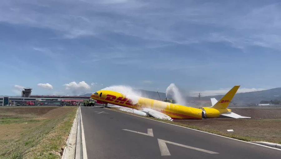Αεροπλάνο κόπηκε στα δύο στην Κόστα Ρίκα (videos)