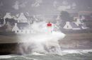 &quot;Χιονοστιβάδα&quot; προβλημάτων από την κακοκαιρία σε Βρετανία &amp; Γαλλία: Σφοδρές καταιγίδες, πλημμύρες, διακοπές στην ηλεκτροδότηση και χάος στις μετακινήσεις