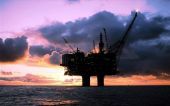 Η πτώση του πετρελαίου προκαλεί αναταράξεις στις διεθνείς αγορές, σύμφωνα με τη WSJ
