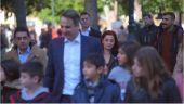 Μητσοτάκης: Βόλτα στο κέντρο με παιδιά από τα χωριά SOS