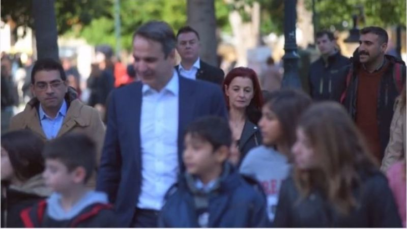 Μητσοτάκης: Βόλτα στο κέντρο με παιδιά από τα χωριά SOS