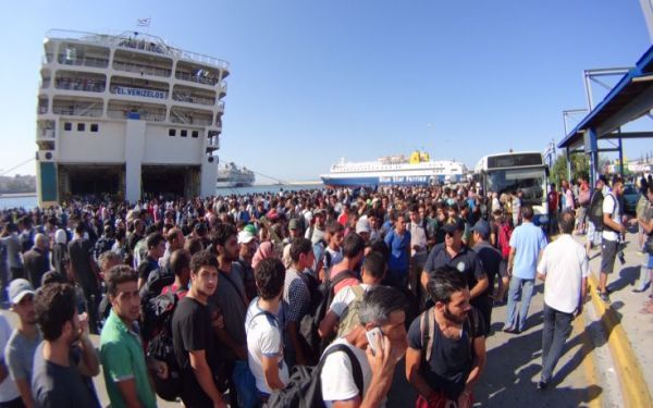 Αγώνας δρόμου για να αδειάσει το λιμάνι του Πειραιά