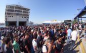 Αγώνας δρόμου για να αδειάσει το λιμάνι του Πειραιά