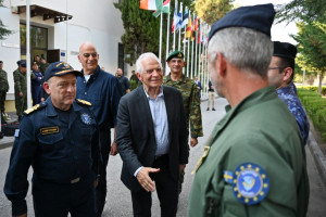 Επίσκεψη Δένδια-Μπορέλ στο Στρατηγείο της επιχείρησης «ΑΣΠΙΔΕΣ» στη Λάρισα
