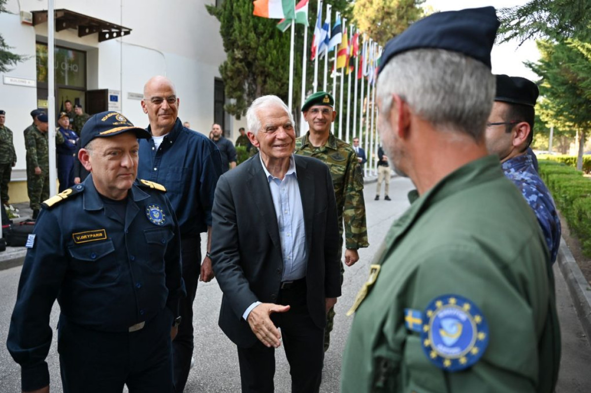 Επίσκεψη Δένδια-Μπορέλ στο Στρατηγείο της επιχείρησης «ΑΣΠΙΔΕΣ» στη Λάρισα