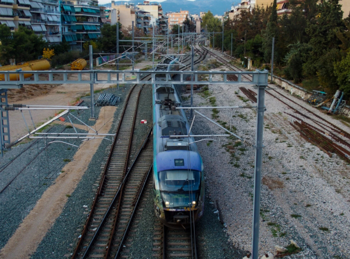 Καθυστερήσεις στα δρομολόγια του Προαστιακού λόγω φωτιάς στον Ασπρόπυργο