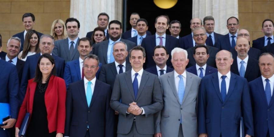 Ανασχηματισμός: ποιοι μένουν, ποιοι φεύγουν, ποιοι έρχονται