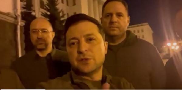 Παραμένει στο Κίεβο ο Ζελένσκι: «Είμαστε εδώ, υπερασπιζόμαστε την Ουκρανία»