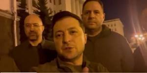 Παραμένει στο Κίεβο ο Ζελένσκι: «Είμαστε εδώ, υπερασπιζόμαστε την Ουκρανία»