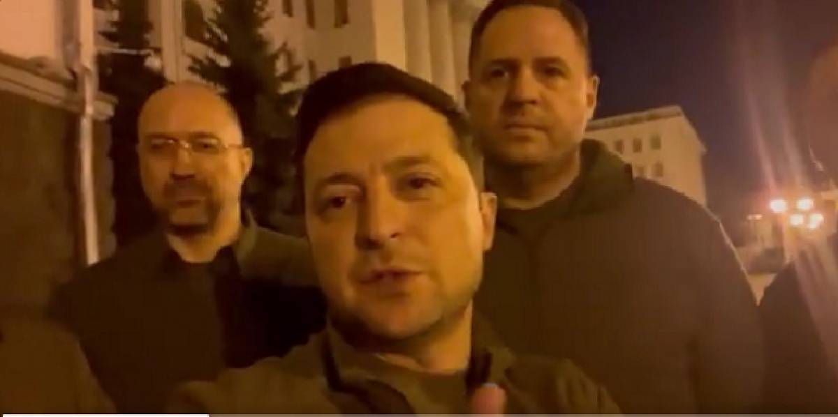 Παραμένει στο Κίεβο ο Ζελένσκι: «Είμαστε εδώ, υπερασπιζόμαστε την Ουκρανία»
