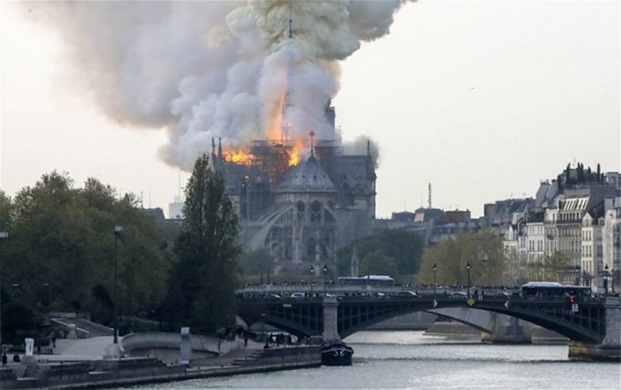 Γαλλία: Κατέρρευσε από τις φλόγες η οροφή της Παναγίας των Παρισίων (video)