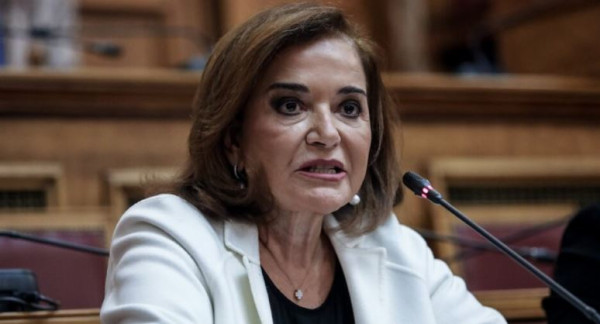 Μπακογιάννη: Στο νοσοκομείο μετά από χτύπημα στο κεφάλι