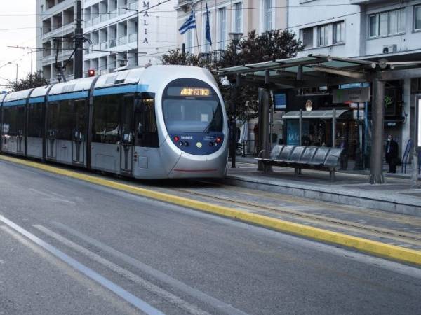 Τραμ:Μπήκε στις ράγες για δρομολόγια από και προς το Σύνταγμα