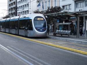 Τραμ:Μπήκε στις ράγες για δρομολόγια από και προς το Σύνταγμα