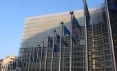 Κομισιόν: Ζυγίζει τη λύση προληπτικής γραμμής και την απορρίπτει