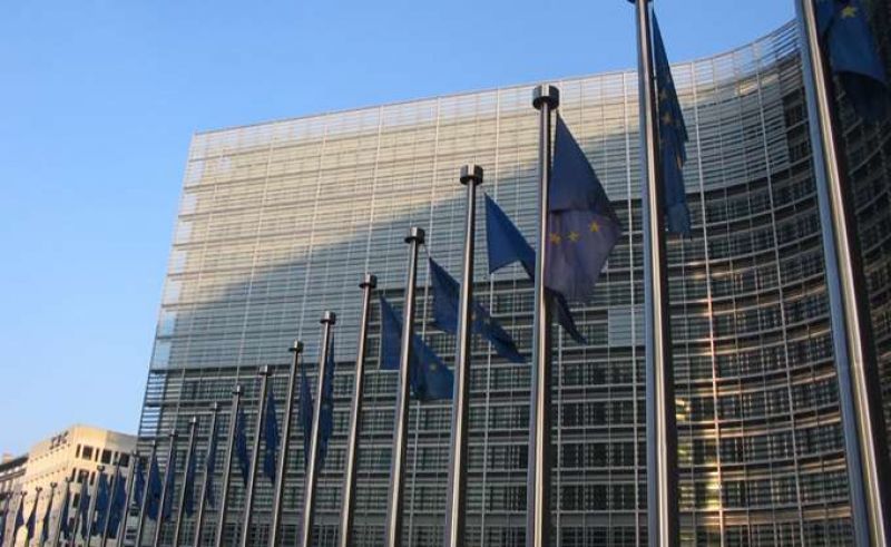 Κομισιόν: Ζυγίζει τη λύση προληπτικής γραμμής και την απορρίπτει
