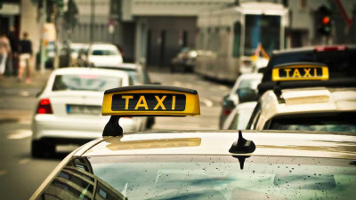 «Πράσινα» ταξί: Αντικατάσταση των παλαιών με νέα ηλεκτρικά οχήματα