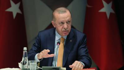 Ερντογάν: Κατηγορεί «αλλότριες δυνάμεις» για τα νομισματικά δεινά της Τουρκίας
