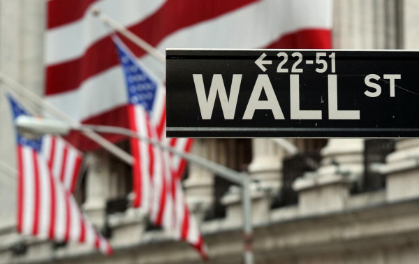 «Κοκκίνισε» η Wall Street μετά τα στοιχεία για την απασχόληση