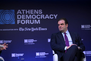 Πιερρακάκης: Κανένα κράτος δεν μπορεί να διαχειριστεί μόνο του την τεχνητή νοημοσύνη