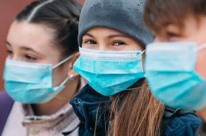 «Παγώνει» μέχρι νεωτέρας η παραγωγή μασκών μετά το σάλο