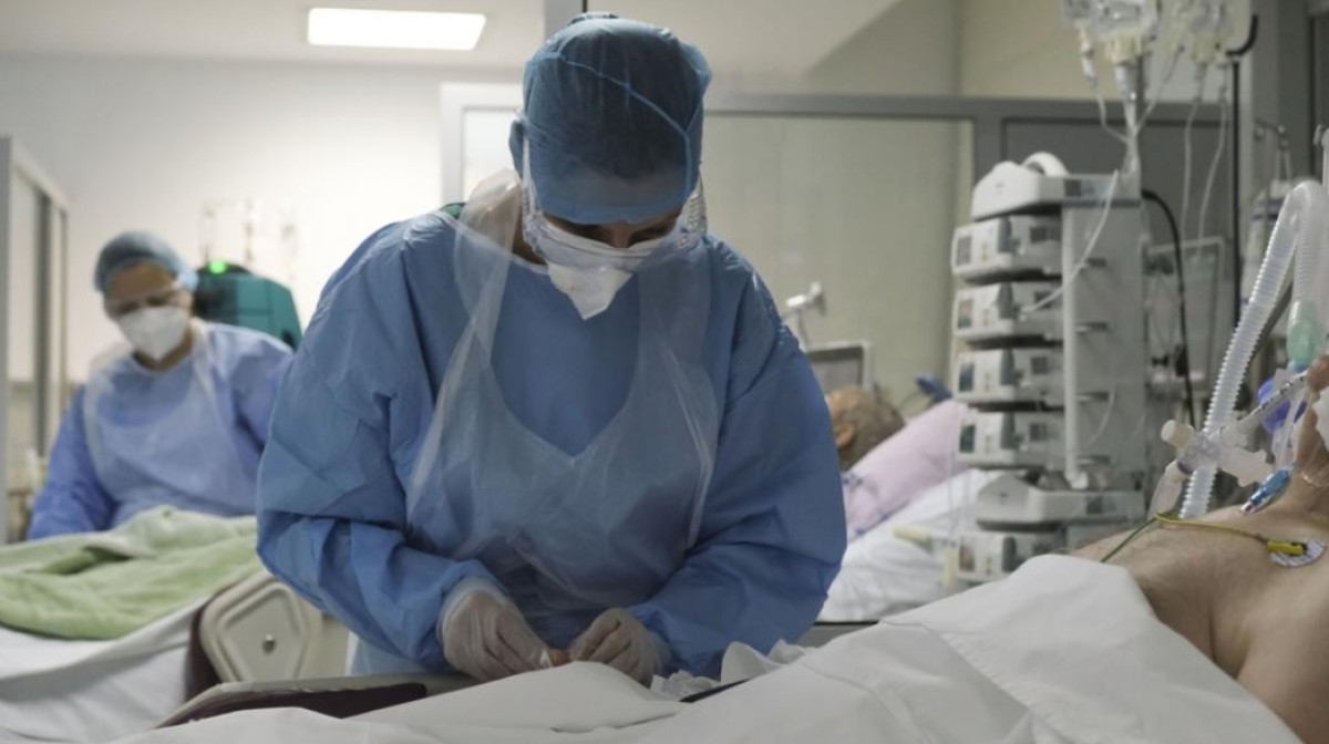 51 νέοι θάνατοι από κορονοϊό την εβδομάδα 9-15/10-Σταθερά τα κρούσματα